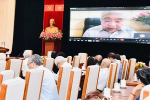 Vì lý do sức khỏe, Giáo sư, Viện sĩ, Nhà giáo Nhân dân Phạm Minh Hạc dự hội thảo trực tuyến.