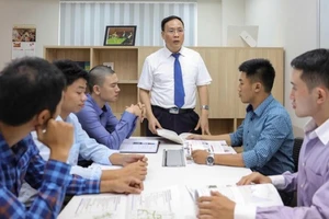 Giáo sư, Tiến sĩ khoa học Nguyễn Đình Đức (đứng giữa), Trường đại học Công nghệ (Đại học Quốc gia Hà Nội) làm việc với học viên sau đại học của Trường đại học Việt Nhật, Đại học Quốc gia Hà Nội.