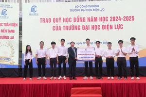 Lãnh đạo nhà trường trao quỹ học bổng năm học 2024-2025 cho đại diện các tân sinh viên. 