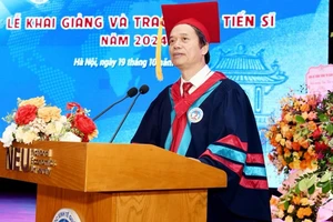 Hiệu trưởng Trường đại học Kinh tế Quốc dân GS,TS Phạm Hồng Chương phát biểu tại buổi lễ 