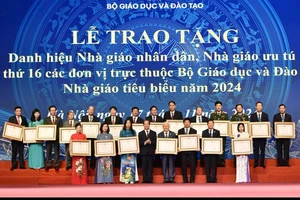 Bộ trưởng Bộ Giáo dục và Đào tạo Nguyễn Kim Sơn và các Nhà giáo Nhân dân năm 2024. 