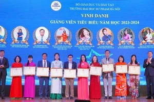 Trường đại học Sư phạm Hà Nội vinh danh các nhà giáo nhân dân, nhà giáo ưu tú; giảng viên tiêu biểu của nhà trường. 