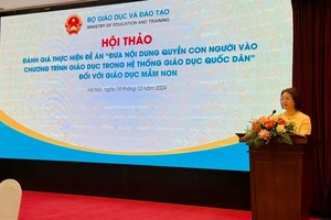 Phó Vụ trưởng Giáo dục mầm non, Bộ Giáo dục và Đào tạo Cù Thị Thủy phát biểu tại hội thảo. 