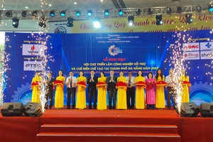 Cắt băng khai trương Hội chợ triển lãm công nghiệp hỗ trợ và chế biến chế tạo Đà Nẵng 2023.
