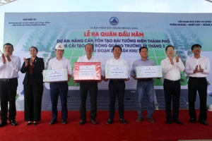 Lãnh đạo thành phố Đà Nẵng tặng quà động viên các đơn vị thi công dự án đường ven biển nối Cảng Liên Chiểu với Quốc lộ 1A.