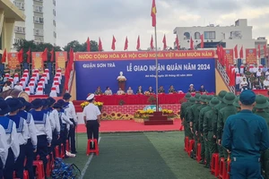 Lễ giao nhận quân tại quận Sơn Trà, với sự tham dự của đồng chí Trần Phước Sơn, Phó Chủ tịch Thường trực phụ trách HĐND thành phố Đà Nẵng. 