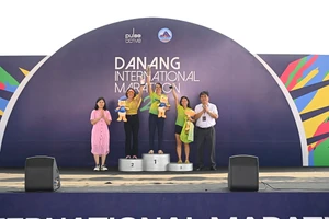 Trao giải cho các vận động viên nữ có thành tích cao tại cuộc thi Marathon quốc tế Đà Nẵng 2024. 