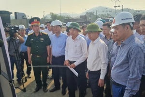 Đồng chí Nguyễn Văn Quảng, Bí thư Thành ủy Đà Nẵng nghe báo cáo tình hình triển khai dự án cao tốc Hòa Liên-Túy Loan.