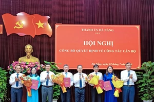Lãnh đạo thành phố Đà Nẵng tặng hoa chúc mừng các đồng chí vừa được điều động, phân công, bổ nhiệm. 