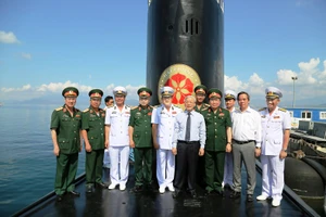 Tổng Bí thư Nguyễn Phú Trọng thăm, động viên cán bộ, thủy thủ Tàu ngầm 184 ngày 5/5/2016.