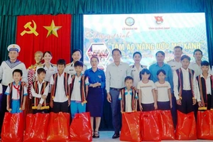 Chương trình “Tấm áo nâng ước mơ xanh” trao quà cho các em học sinh nghèo, học giỏi tại xã Trà Cót, huyện Bắc Trà My, tỉnh Quảng Nam.