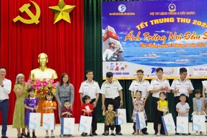 Chương trình “Ánh trăng nơi đầu sóng” trao tặng hơn 2.000 phần quà trung thu và 100 suất học bổng, mỗi suất trị giá 500.000 đồng tặng các cháu bị khuyết tật, bệnh lý nặng và có hoàn cảnh đặc biệt khó khăn là con em cán bộ, chiến sĩ Vùng 3 Hải quân.