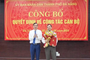 Chủ tịch Ủy ban nhân dân thành phố Đà Nẵng trao quyết định và tặng hoa chúc mừng tân Giám đốc sở Nội vụ kiêm Chủ tịch Ủy ban nhân dân huyện Hoàng Sa.