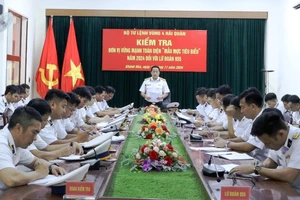 Đại tá, Phó Tư lệnh Vùng 4 Nguyễn Vĩnh Nam quán triệt và giao nhiệm vụ công tác kiểm tra tại Lữ đoàn 955 Hải quân.