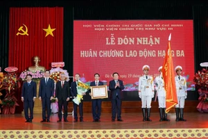 Trao Huân chương Lao động hạng Ba cho tập thể Học viện Chính trị khu vực 3 