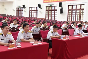 Cán bộ, sĩ quan các cơ quan, đơn vị và đội ngũ cán bộ tàu thuộc Lữ đoàn 127, Lữ đoàn 175 tham dự lớp tập huấn.