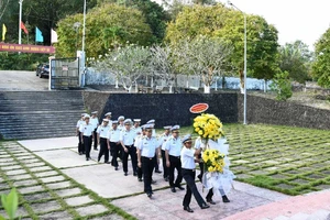 Đoàn đại biểu Bộ Tư lệnh Vùng 5 Hải quân dâng hoa tại Tượng đài Nắm Đấm, thành phố Phú Quốc, Kiên Giang.