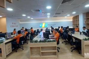 Các kỹ sư làm việc Trung tâm R&D Đà Nẵng. (Ảnh: ANH ĐÀO)