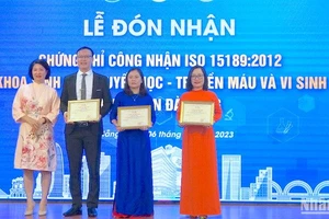 Bà Chu Thị Phương Lan, Phó Giám đốc Văn Phòng Công nhân năng lực đánh giá sự phù hợp về tiêu chuẩn chất lượng - AOSC trao Quyết định Chứng chỉ ISO 15189 2012 cho 3 khoa xét nghiệm.