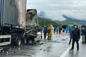 Cơ quan chức năng điều tra nguyên nhân vụ tai nạn, ảnh Công an cung cấp.