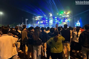 Hàng nghìn bạn trẻ Đà Nẵng thưởng thức chương trình Countdown chào năm mới 2024.