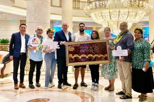 Sở Du lịch thành phố Đà Nẵng tặng quà lưu niệm cho Gia đình cô dâu Kashmira và chú rể Inderdeep (Ấn Độ) ngày 19/1. (Ảnh: Sở Du lịch cung cấp)
