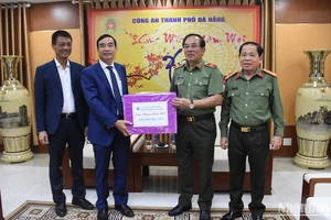 Chủ tịch Uỷ ban nhân dân thành phố Đà Nẵng Lê Trung Chinh thăm, chúc Tết Công an Đà Nẵng.