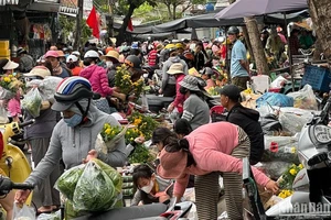 Các chợ tại Đà Nẵng đông khách phiên chợ sáng 30 Tết. (Ảnh: ANH ĐÀO)
