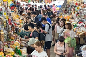 Tổng thu du lịch Đà Nẵng trong dịp Tết Nguyên đán Giáp Thìn 2024 ước đạt khoảng 1.580 tỷ đồng. Trong ảnh là khách tham quan mua sắm tại chợ Hàn. (Ảnh ANH ĐÀO)