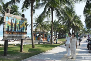 Du khách nước ngoài tham quan, tận hưởng không khí trong lành tại bãi biển Mỹ Khê - 1 trong 10 bãi biển hàng đầu châu Á. Ảnh: ANH ĐÀO