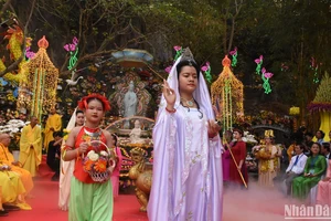 Lễ rước tôn tượng và hóa trang Đức Bồ tát Quán Thế Âm trong chính lễ của Lễ hội Quán Thế Âm Ngũ Hành Sơn năm 2024. (Ảnh: ANH ĐÀO)