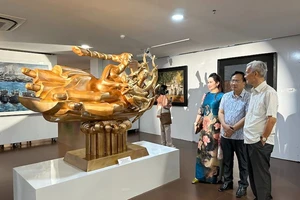 Tác phẩm Cội nguồn hạnh phúc của họa sĩ, nhà điêu khắc Đinh Gia Thắng trưng bày tại triển lãm "Nắng tháng 4". (Ảnh: ANH ĐÀO)