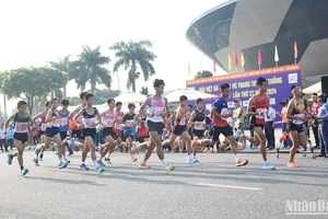 Các vận động viên chuyên nghiệp tham gia tranh tài tại Giải Việt dã - chạy Vũ trang truyền thống Báo Đà Nẵng sáng ngày 21/4. (Ảnh: ANH ĐÀO) 