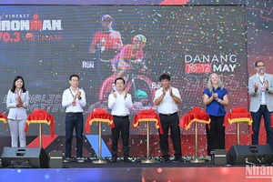 Các đại biểu cắt băng khai mạc Giải ba môn phối hợp IRONMAN 70.3 lớn nhất Đông Nam Á, sáng ngày 10/5 tại Đà Nẵng. (Ảnh: ANH ĐÀO)