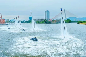 Gần 20 vận động viên, nghệ sĩ đang miệt mài luyện tập thể thao mạo hiểm Jetski & Flyboards trên sông Hàn Đà Nẵng. (Ảnh AD)