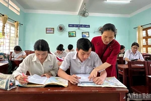 Cô trò lớp 12/10 trường THPT Phạm Phú Thứ (huyện Hòa Vang, TP Đà Nẵng) trong giờ ôn tập môn Địa Lý. (Ảnh ANH ĐÀO)
