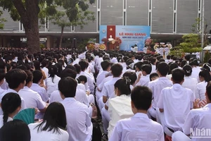 Lễ khai giảng năm học mới tại Trường trung học phổ thông Phan Châu Trinh, thành phố Đà Nẵng. (Ảnh: ANH ĐÀO)