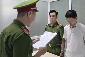 Cơ quan Cảnh sát điều tra Công an thành phố Đà Nẵng tống đạt các quyết định đối với Kim Tae Sung. Ảnh: Công an cung cấp.