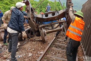 Các lực lượng chức năng đang nỗ lực giải phóng hiện trường vụ tàu hàng trật bánh ở đèo Hải Vân. (Ảnh: ANH ĐÀO)