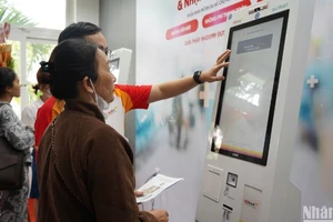 Bệnh nhân trải nghiệm hệ thống Kiosk Y Tế thông minh tại Bệnh viện Đà Nẵng. (Ảnh: ANH ĐÀO)