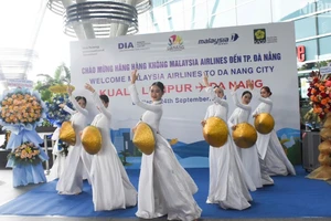 Ngành du lịch Đà Nẵng tổ chức đón tiếp chu đáo các chuyến bay của các hàng bay nước ngoài khai thác trực tiếp đến Đà Nẵng. (Ảnh: ANH ĐÀO)