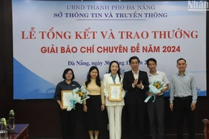 Phó chủ tịch Ủy ban nhân dân thành phố Đà Nẵng trao giải Nhất Giải Báo chí “Tuyên truyền về Chuyển đổi số của thành phố Đà Nẵng”cho tác giả và nhóm tác giả xuất sắc đạt giải. (Ảnh: ANH ĐÀO)