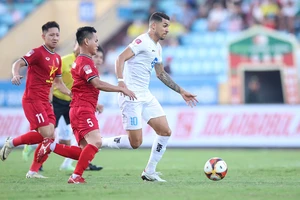 Pha tranh bóng giữa các cầu thủ Thép Xanh Nam Định (áo trắng) và Hồng Lĩnh Hà Tĩnh (Ảnh VPF).