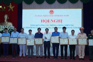 Lãnh đạo tỉnh Hà Nam trao Bằng khen của Chủ tịch Ủy ban nhân dân tỉnh cho các đơn vị có thành tích xuất sắc trong công tác phòng, chống thiên tai và tìm kiếm, cứu nạn năm 2022.