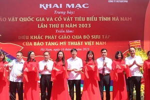 Các đại biểu cắt băng khai mạc trưng bày, triển lãm.