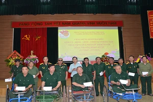 Đồng chí Bí thư Tỉnh ủy Hà Nam thăm, tặng quà tại Trung tâm nuôi dưỡng thương binh nặng và điều dưỡng người có công tỉnh Hà Nam.