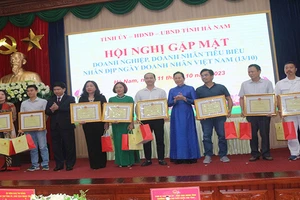 Các đồng chí lãnh đạo tỉnh Hà Nam khen thưởng, biểu dương các doanh nghiệp, doanh nhân tiêu biểu.