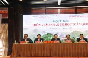 Đoàn Chủ tịch hội thảo.