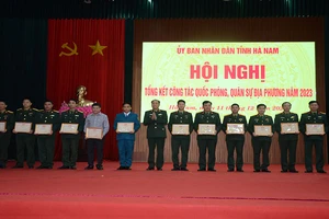 Thiếu tướng Nguyễn Đức Dũng, Phó Tư lệnh, Tham mưu trưởng Quân khu 3 trao thưởng cho các tập thể, cá nhân xuất sắc của tỉnh trong phong trào thi đua Quyết thắng của Lực lượng vũ trang Quân khu năm 2023. 
