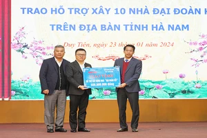 Lãnh đạo Báo Nhân Dân và Tập đoàn dầu khí Việt Nam trao hỗ trợ xây 10 nhà Đại đoàn kết cho tỉnh Hà Nam.